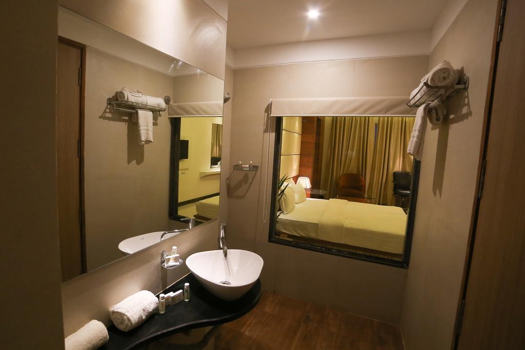 Meghdoot Hotel & Resort Ujjain Exterior foto